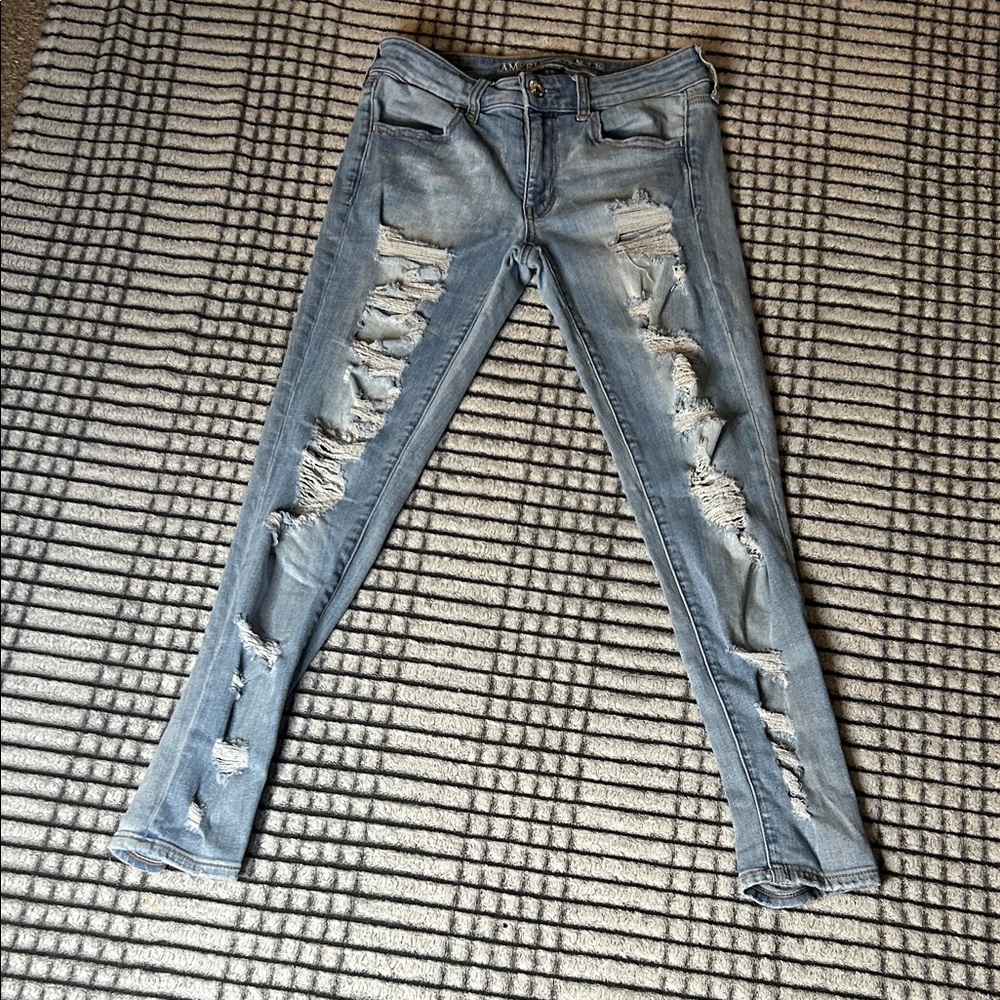 Women’s American Eagle Outfitters Distressed Light Blue Jeans (6short)